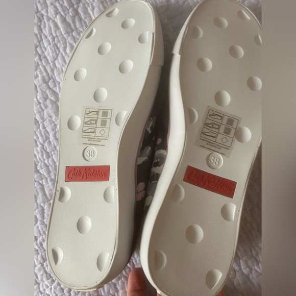Cath Kidston Classic SlipOn Primrose Spray-New In Box - Picture 2 of 4